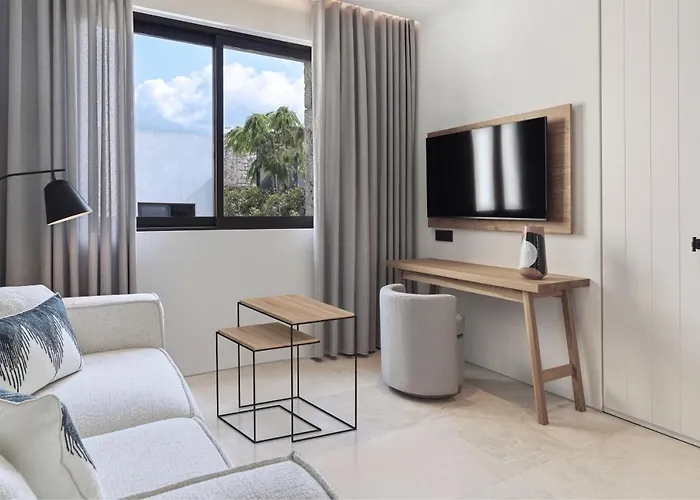 W Costa Navarino (adults Only) מלון פילוס